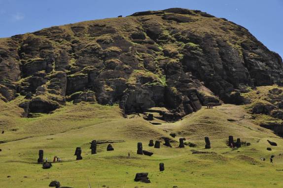 Chegando a Rano Raraku, a antiga fábrica de Moais em Rapa Nui (ou Ilha de Páscoa), território chileno no meio do Oceano Pacífico